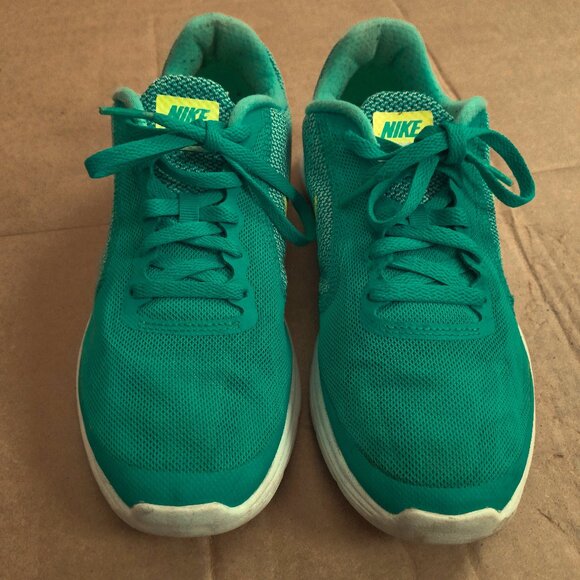 Nike Revolution 3 Women’s Size 6 Green White Athletic Running Shoes Sneakers - Picture 1 of 8